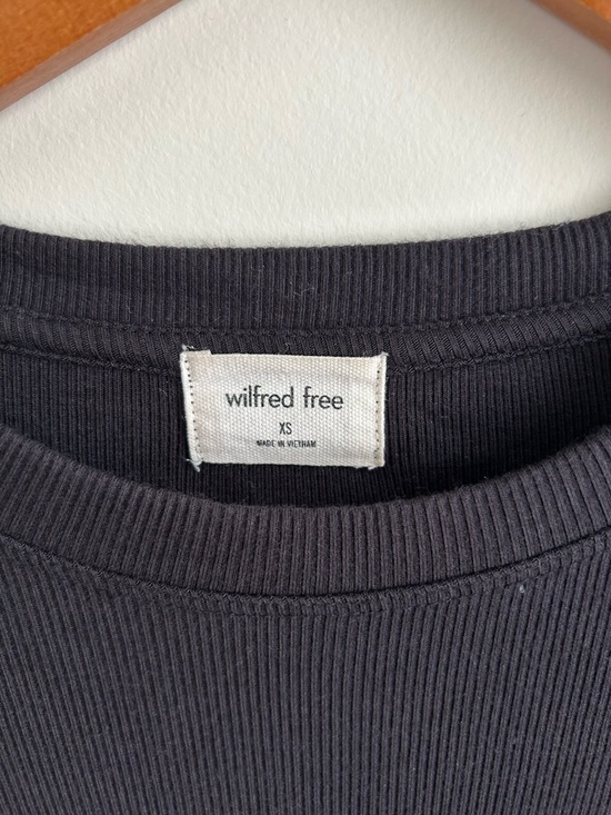 Aritzia Wilfred Free Black Cropped Long Sleeve - Picture 3 of 3